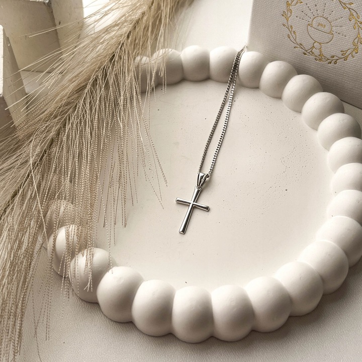 Srebrny krzyżyk z łańcuszkiem medalik komunijny łańcuszek z krzyżykiem