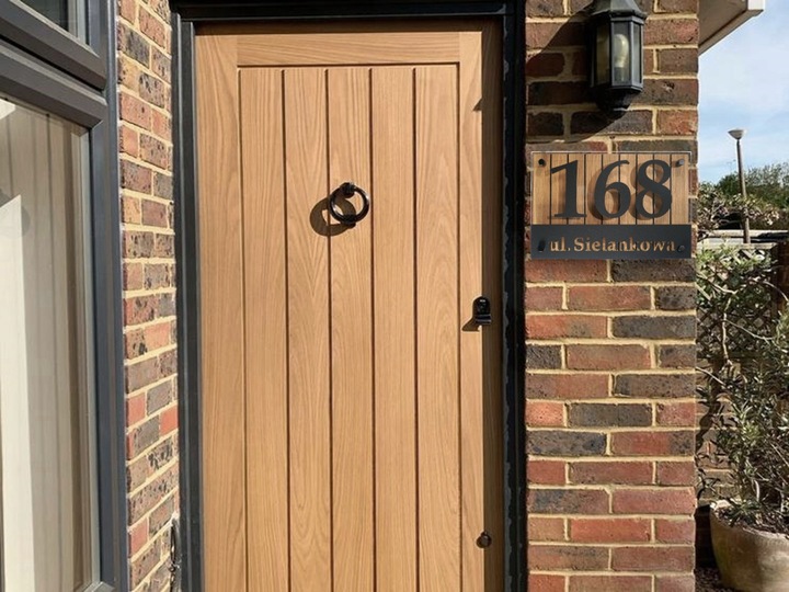 Tabliczka tablica adresowa numerem domu na dom 3d