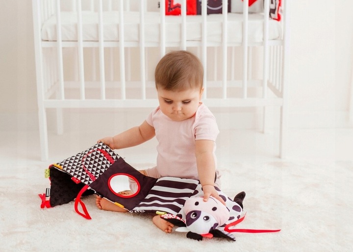 BaliBaZoo KSIĄŻECZKA HARMONIJKA KRÓWKA sensoryczna do łóżeczka dwustronna