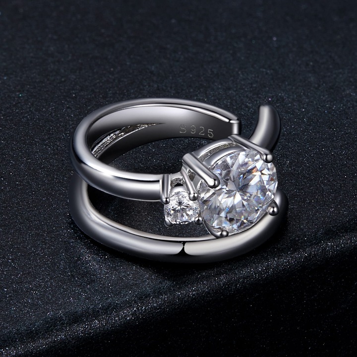 KM69 Srebrna nausznica z Moissanitami 0,5 ct 0,03 ct