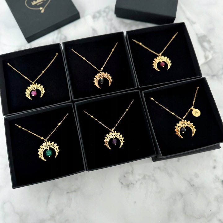 Naszyjnik z ażurowym księżycem i jadeitem zielonym stal pozłacana prezent