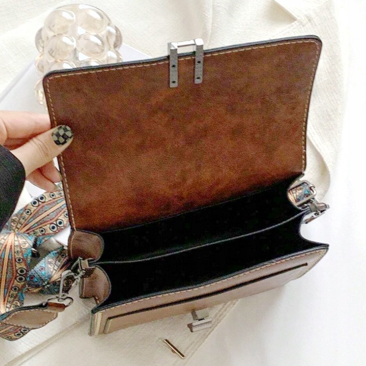 Torebka Damska BRĄZOWA Usztywniana na Ramię Pasek Kolorowy Kuferek Zatrzask