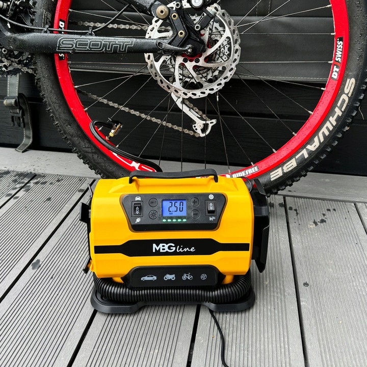 Kompresor samochodowy MBG Pro 12 V 230 V sprężarka pompka latarka 35 l/min