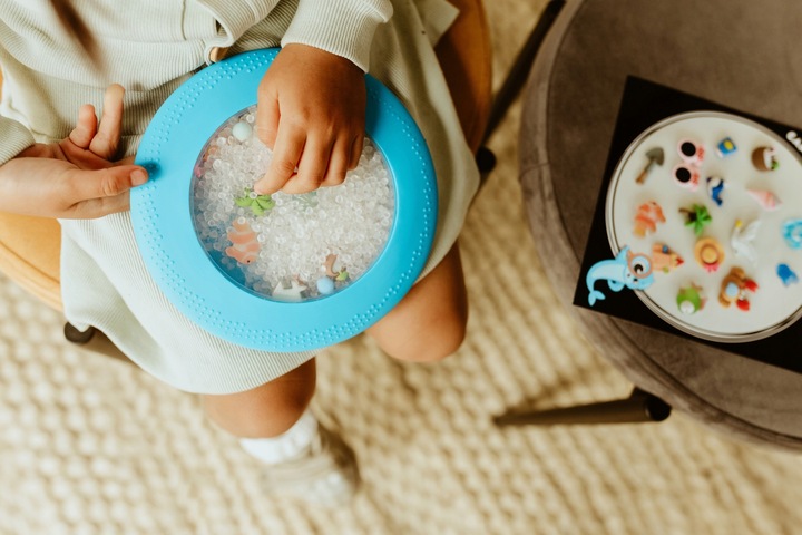 Jellystone Sensoryczny dysk z figurkami A-Ku-Ku! Peekaboo motyw Plaża Beach