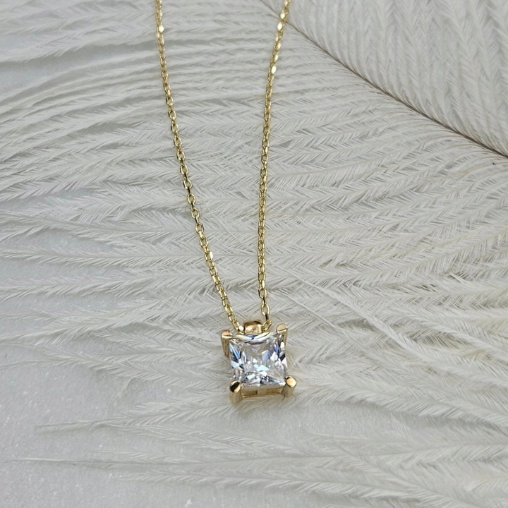 Złoty łańcuszek z pojedynczą białą cyrkonią - pr. 585
