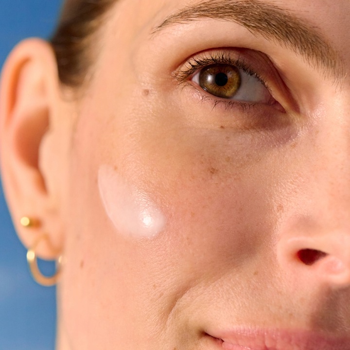 NIVEA LUMINOUS630 Serum na przebarwienia plamy 30ml + Kartka dla mamy