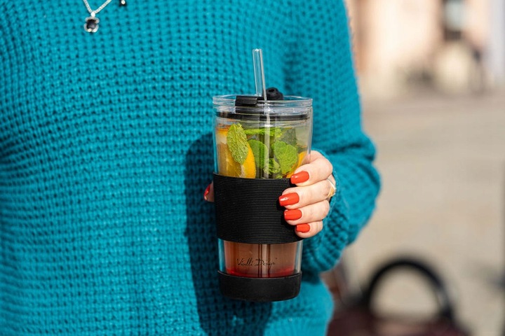 Szklany kubek do kawy ze słomką Vialli Design FUORI 600ml 30374 (czarny)