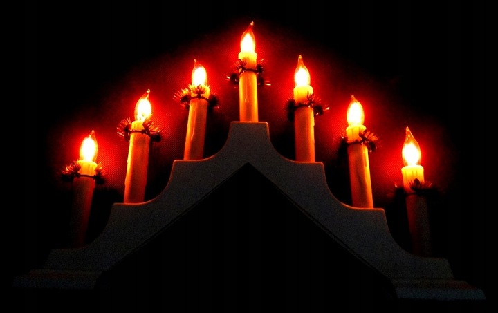 ŁADNY ŚWIECZNIK ADWENTOWY MIGAJĄCY PŁOMIEŃ 7 LED