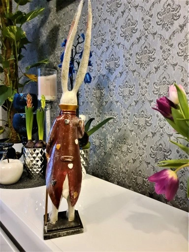 FIGURKA FIGURA - ZAJĄC KRÓLIK Z ZEGAREM model I