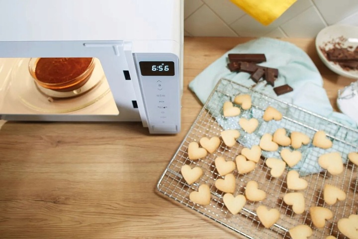 Kuchenka mikrofalowa Gorenje MO20A4W 800W 20L + Czajnik K17PLBW 2200W 1,7l