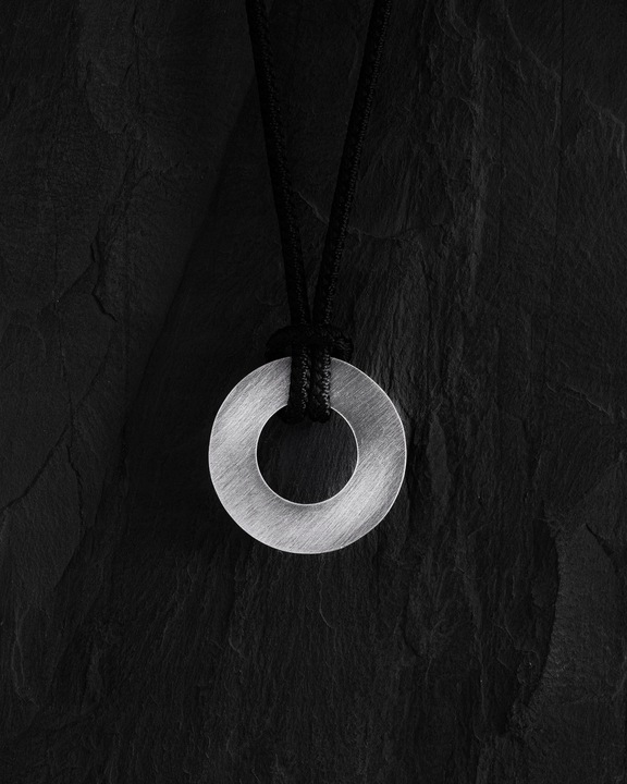 Srebrny wisiorek METAM (na sznurku)