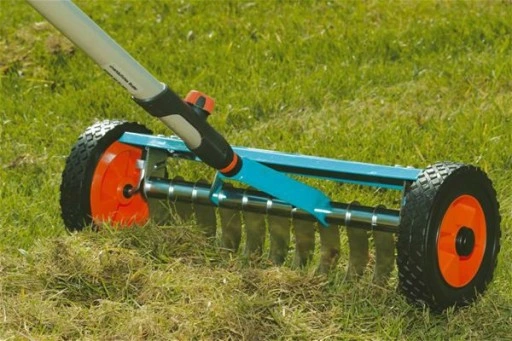 Wertykulator na kółkach do oczyszczania trawnika po zimie 3395 Gardena