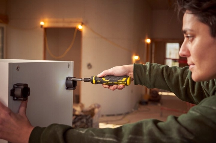 Wkrętak akumulatorowy STANLEY FATMAX 4V z ładowarką i bitami LED