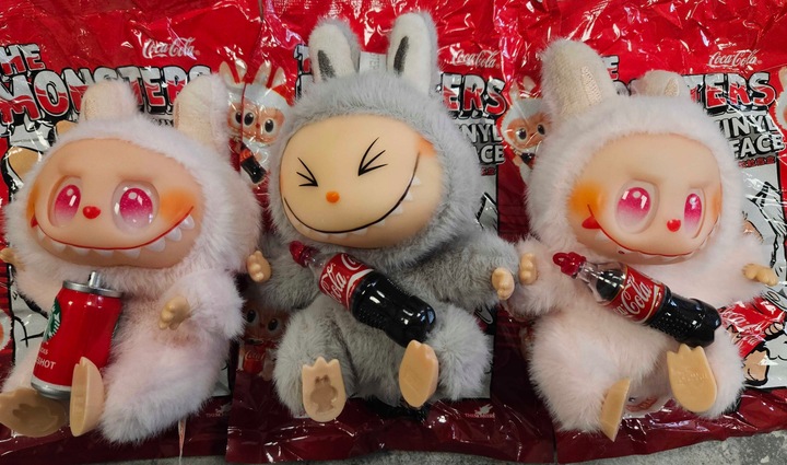 LABUBU COCA-COLA THE MONSTER BRELOK MASKOTKA PLUSZOWA KOLEKCJONERSKA