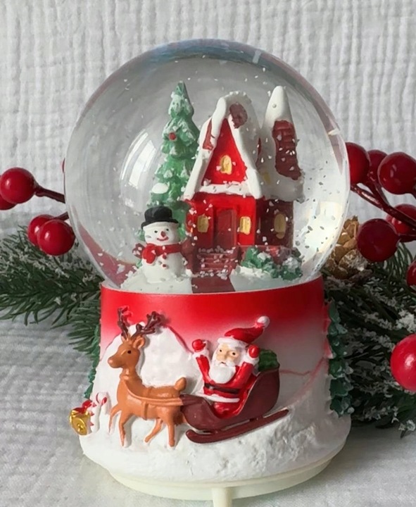 Świąteczna kula domek