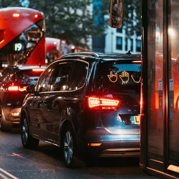 RĘKA LED NA TYLNĄ SZYBĘ SAMOCHODU SYGNALIZATOR GESTÓW ŚRODKOWY PALEC KCIUK