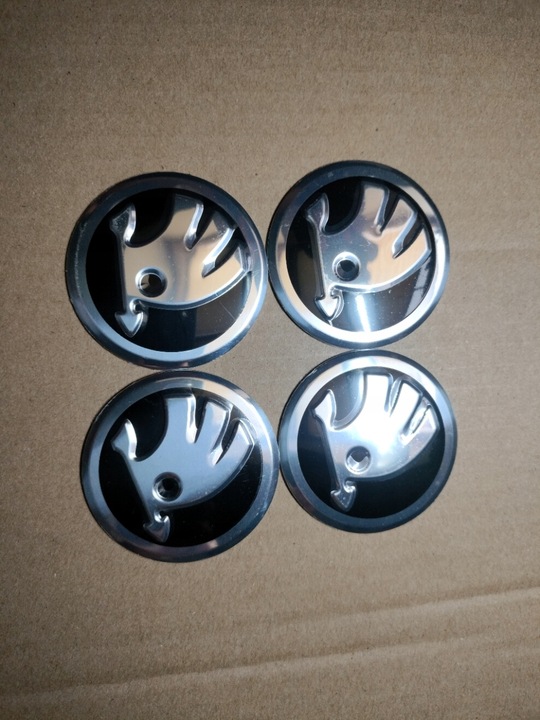 Naklejki emblemat na kołpaki dekielki koła skoda 56 mm aluminium 4 szt NOWE