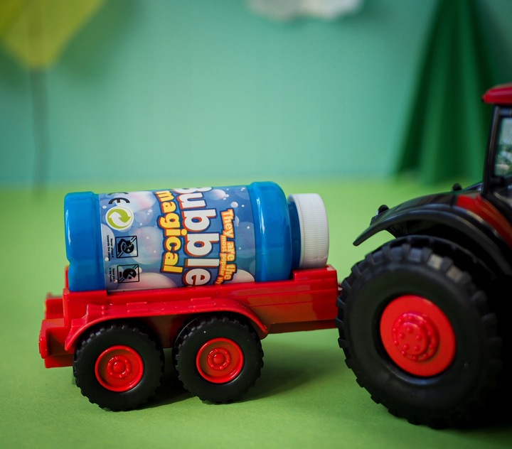 TRAKTOR PUSZCZAJĄCY BAŃKI MYDLANE MUZYKA ŚWIATŁO + PRZYCZEPA