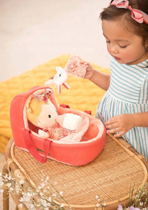 Lalka dzidziuś w gondoli z komforterem i butelką Lena 12 m+, Lilliputiens