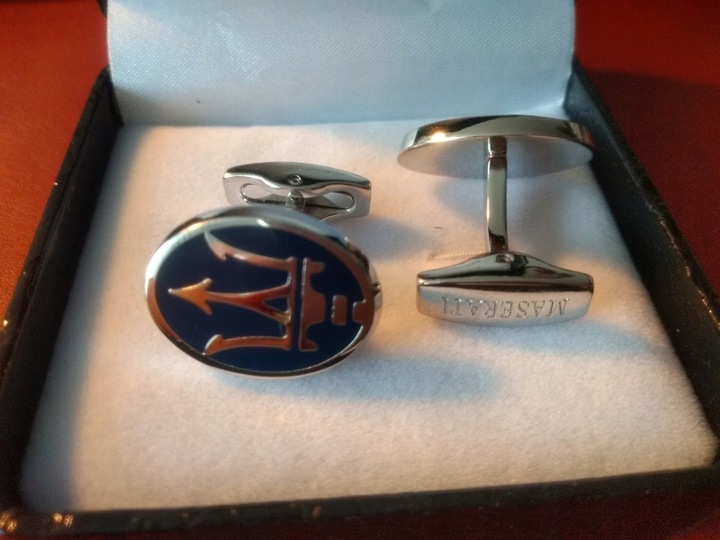 Exciting spinki do mankietów koszuli Maserati w ekskluzywym Etui