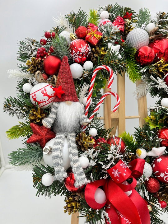 Wianek świąteczny 45cm biało-czerwony ze skrzatem wieniec stroik lampki LED