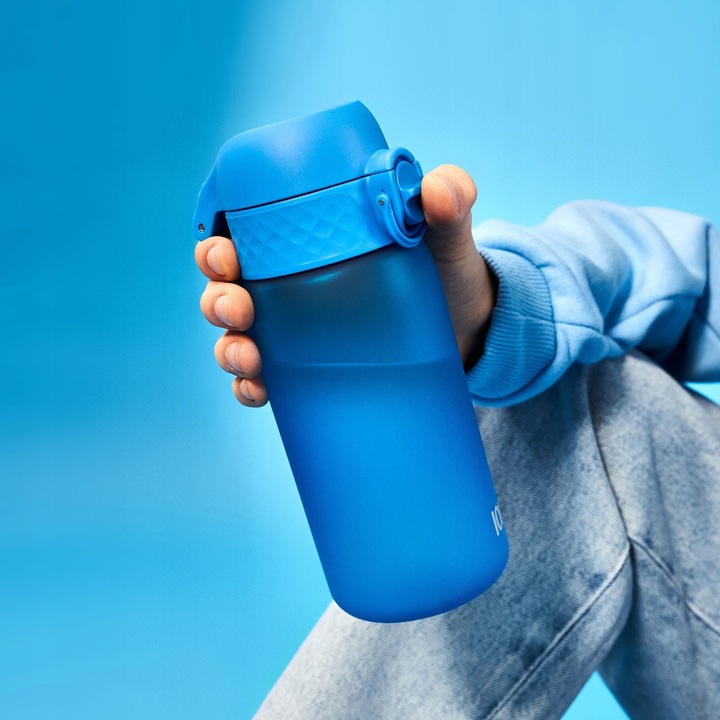 BIDON Z BLOKADĄ OTWARCIA niebieski USTNIK TWARDY MAŁY I LEKKI ION8 0,4 L