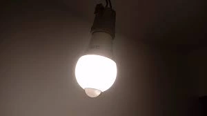 Żarówka LED z czujnikiem zmierzchu i ruchu gwint E27 40W barwa: biały zimny