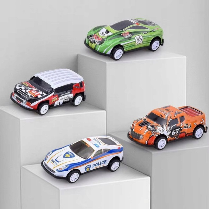 SAMOCHODZIKI Z NAPĘDEM 50 RESORAKI KUFEREK AUTKA METALOWE SAMOCHODY MAPA