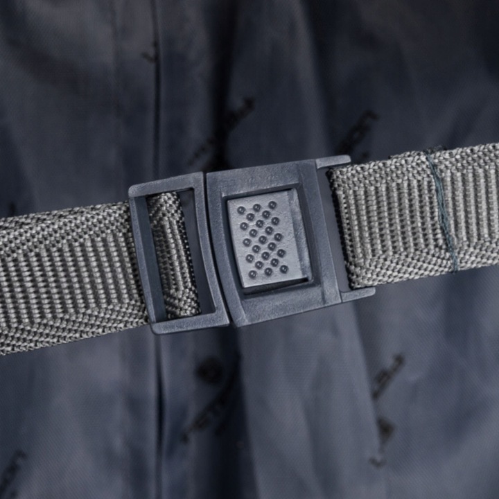 Duża walizka z wytrzymałej tkaniny poliestrowej w czerwono-niebieskim kolor