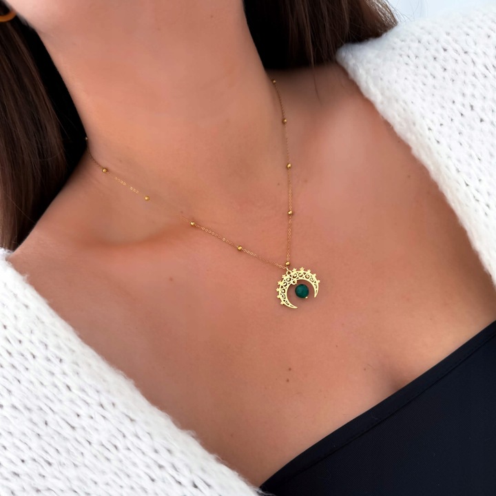 Naszyjnik z ażurowym księżycem i jadeitem zielonym stal pozłacana prezent