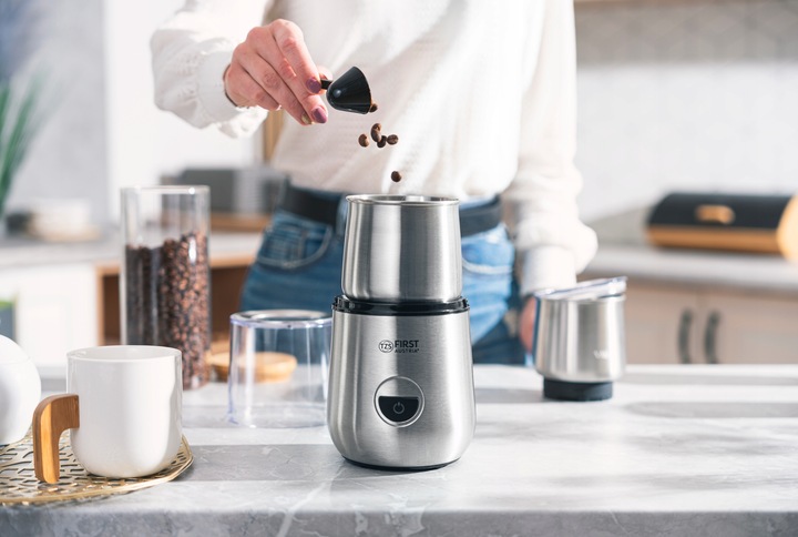 Młynek do kawy i spieniacz do mleka First Austria