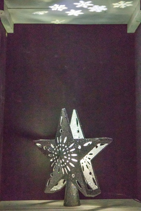 ŚWIECĄCA GWIAZDA OZDOBA NA CHOINKĘ LED Z PROJEKTOREM CZUBEK SREBRNA NA PRĄD