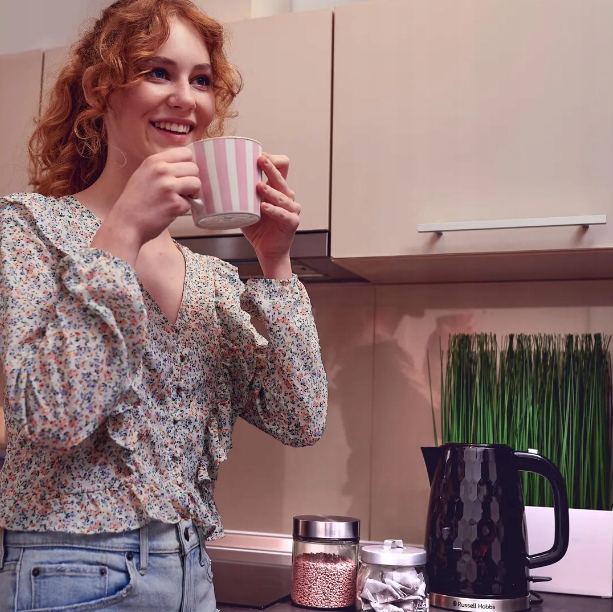 Czajnik elektryczny Russell Hobbs 26051-70 1,7l 2400W czarny