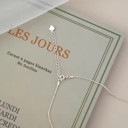 Naszyjnik z perłą dla kobiet - klasyka i szyk