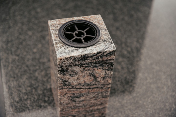 Ekskluzywny Wazon Granitowy na Grób Wazon na Pomnik (Himalaya) 28cm