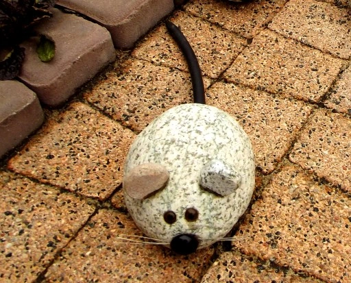 myszka z granitu ozdoba ogród prezent gartdeco1