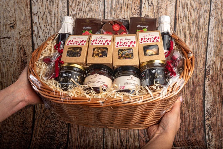 KOSZ PREZENTOWY DUŻY WIKLINOWY ZESTAW HERBAT SŁODYCZE SYROPY NA URODZINY