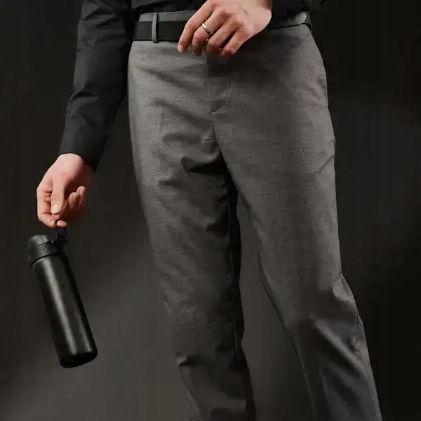 Czarny bidon na wodę elegancki i sportowy do biura na siłownię ION8 0,6 l