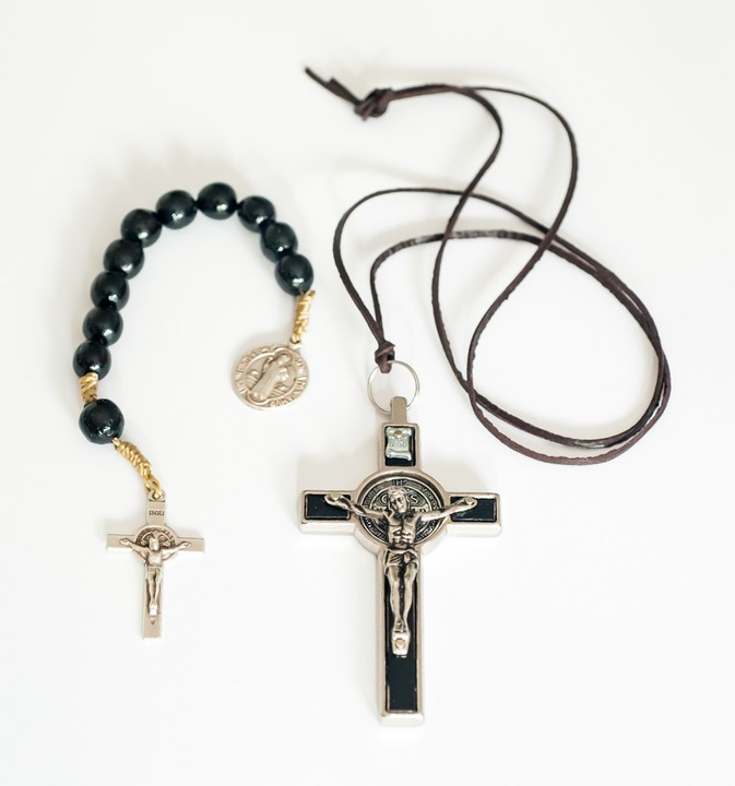 KRZYŻYK METALOWY CZARNY ŚW Benedykta 4,5 x 8cm /dziesiątka drewniana 2 w 1