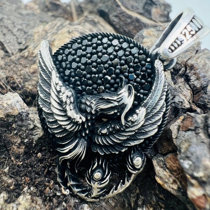Męska zawieszka medalion na łańcuszek Fenix na tle czarnych kamieni, srebro