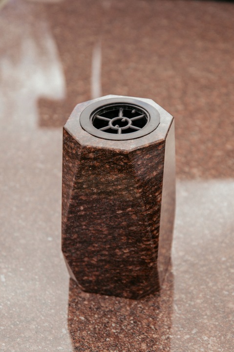 Wazon Granitowy Na Grób Wazon na Pomnik Diament Ruby Star (Czerwony/Brąz)