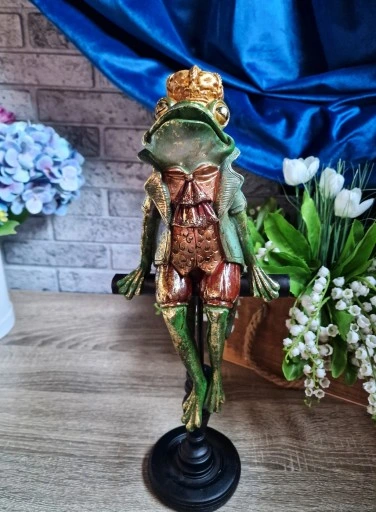 FIGURKA FIGURA ŻABA ŻABKA SIEDZĄCA W KORONIE model II
