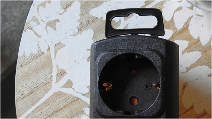 Przedłużacz z PŁASKĄ wtyczką Listwa zasilająca 4 GNIAZDA czarny 2m