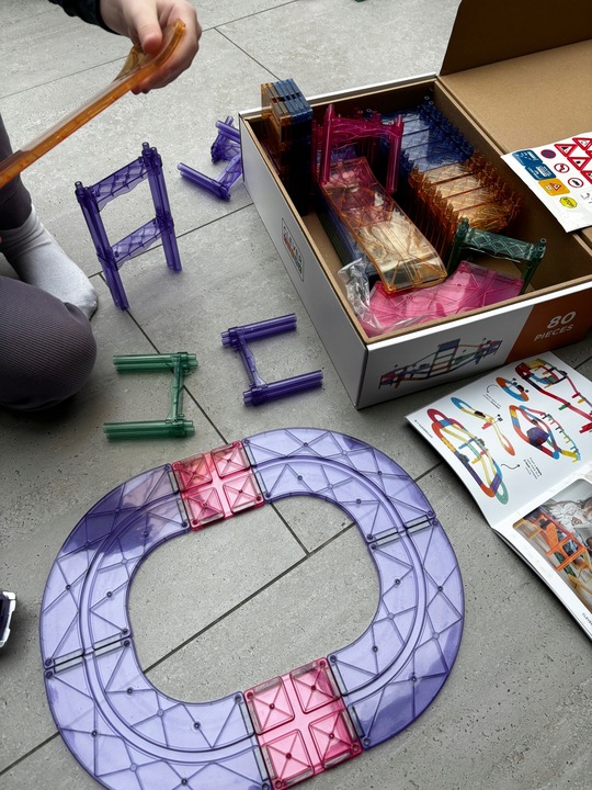 Magnetyczny pastelowy tor wyścigowy Race Truck 80 el. Cleverclixx