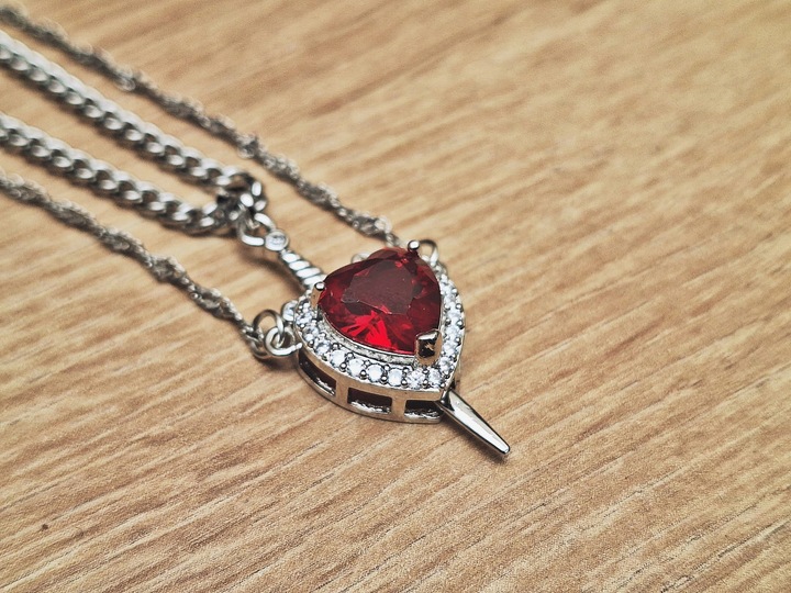 MD elegancki damski naszyjnik CZERWONE SERCE serduszko MIECZ | 2w1