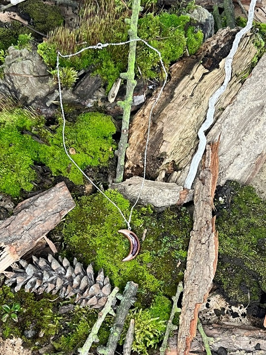 Naszyjnik ręcznie robiony z żywicy epoksydowej i drewna Czerwony Księżyc