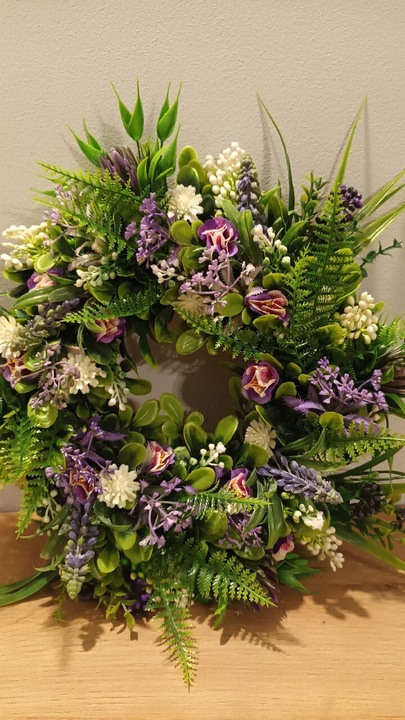 Wianek całoroczny na drzwi , stół.