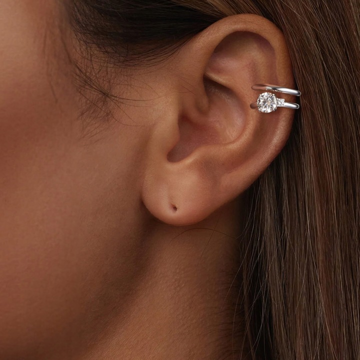 KM69 Srebrna nausznica z Moissanitami 0,5 ct 0,03 ct