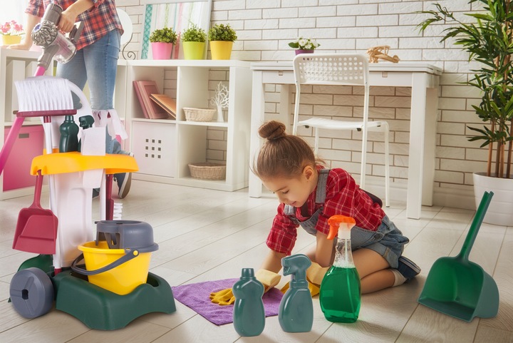 ZESTAW SPRZATAJĄCY DO ZABAWY DLA DZIECI MOP WIADERKO MIOTŁA WÓZEK NA KOŁACH