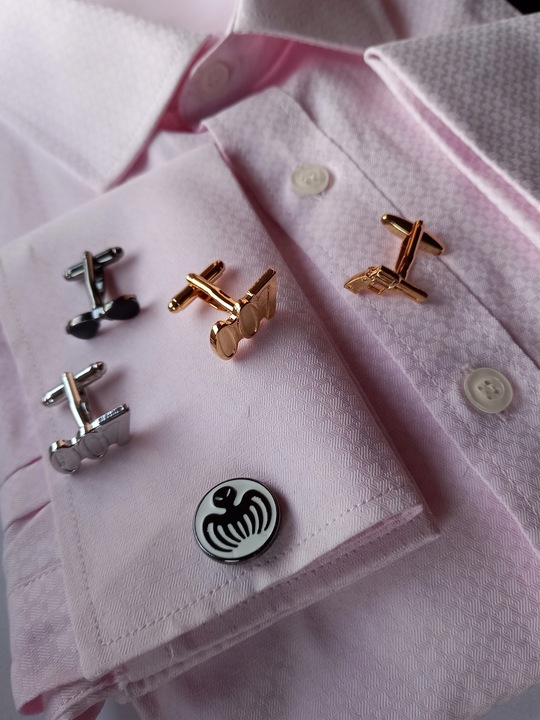 Exciting spinki do mankietów koszuli Audi